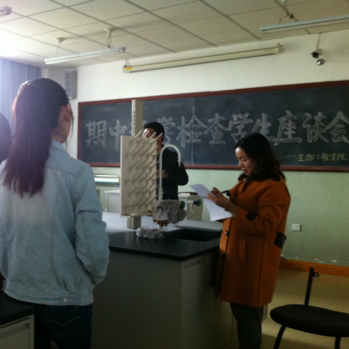 经理与员工交流,询问员工们对课堂教学的意见