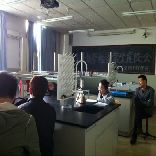 老师和同学进行交流